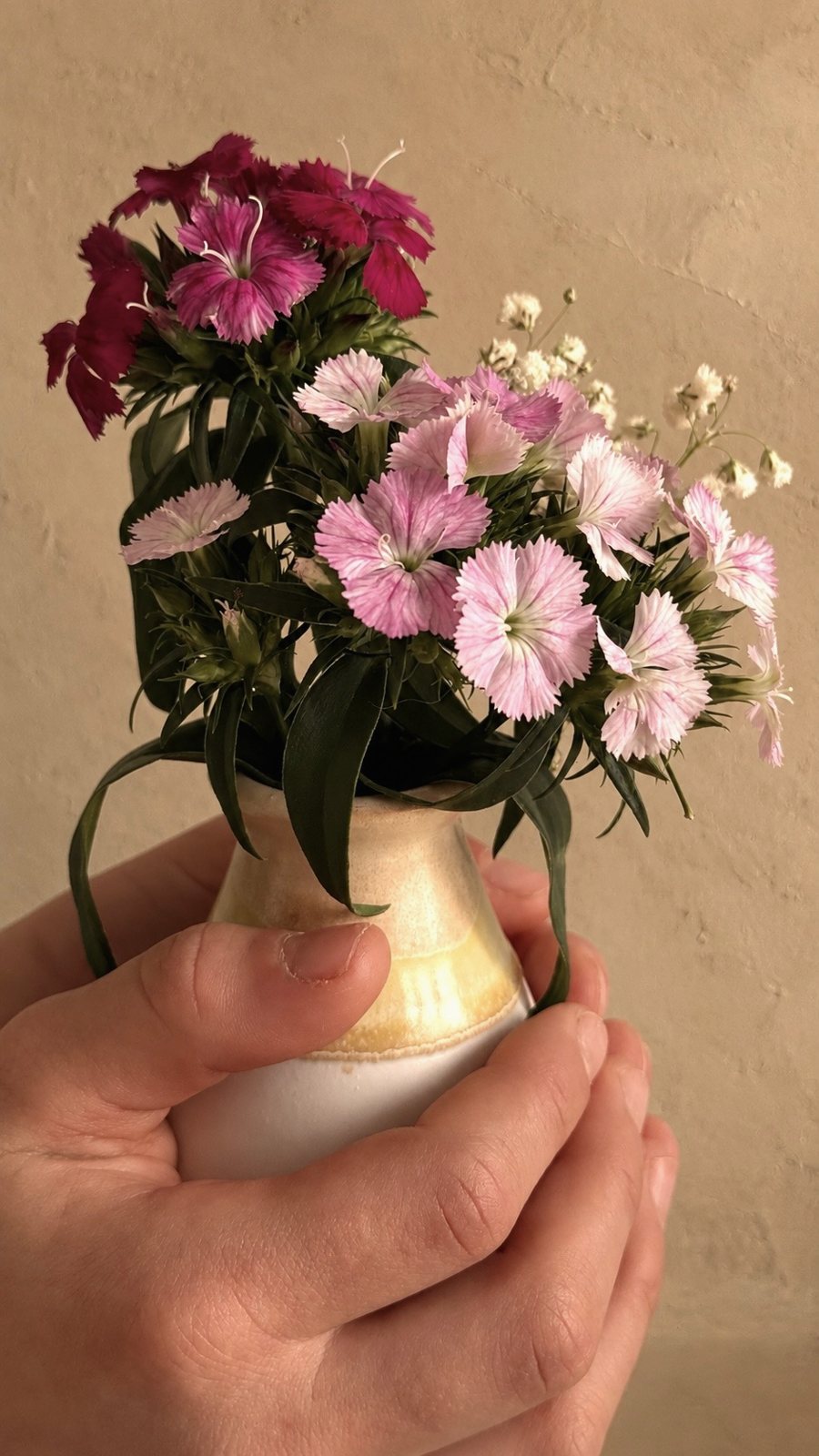 Blumen, sanft in Kinderhänden gehalten